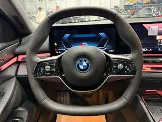 BMW i5 2024 eDrive35L Tipo de lujo M Conjunto deportivo interior foto 15