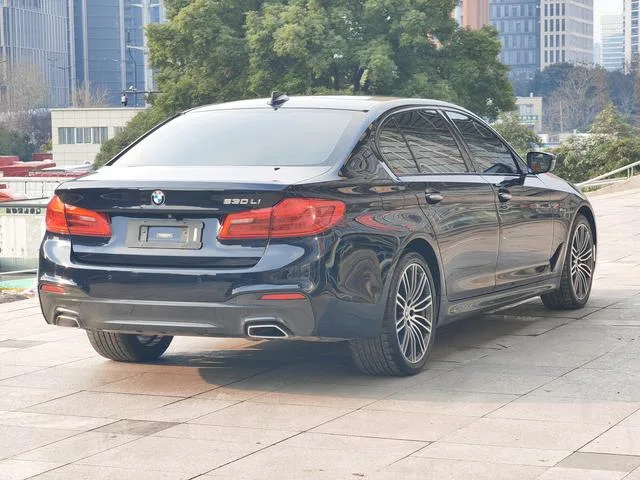 BMW 5 Series 2018 Restyling 530Li Premium Class M Sports suit exterior photo 4 BMW 5 Series 2018 Restyling 530Li Premium Class M Sports suit exterior photo 4