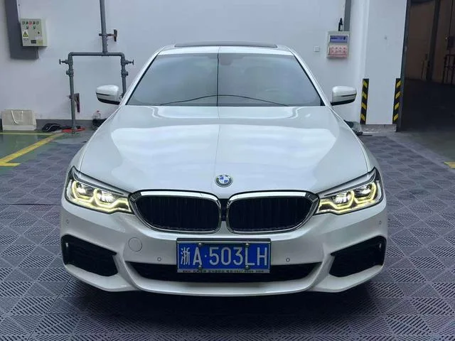 BMW 5 Series 2020 530Li Leading Type M Sports suit exterior photo 2