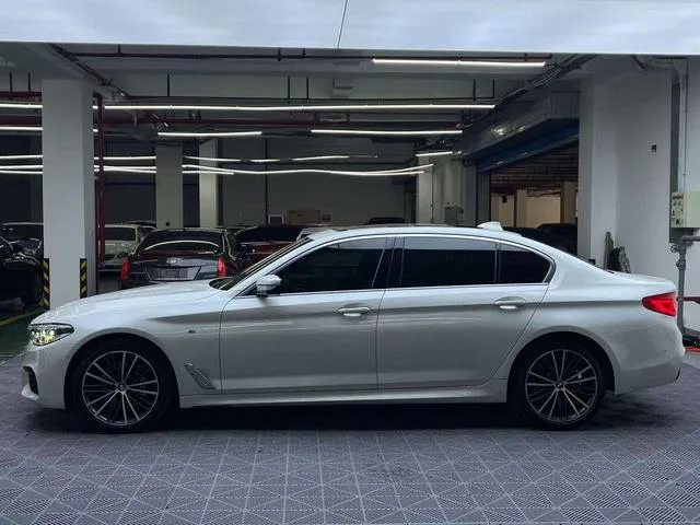 BMW 5 Series 2020 530Li Leading Type M Sports suit exterior photo 3