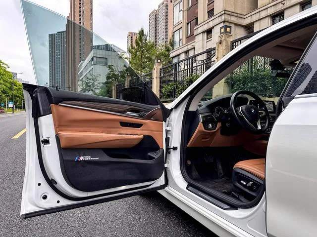 BMW 6 Series GT 2019 630i Luxury Design Set interior photo 12