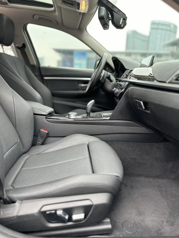BMW 3 Series 2019 320Li M Sports Obsidian Night Edition interior photo 12