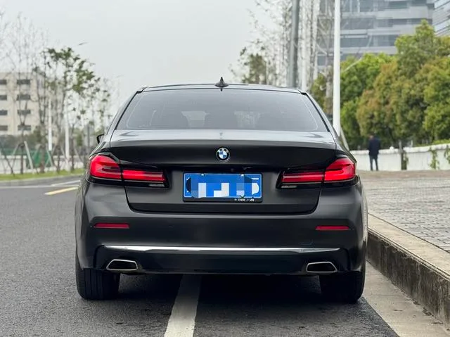 BMW 5 Series 2021 525Li Ensemble de luxe extérieur photo 4