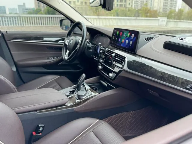 BMW 5 Series 2021 525Li Ensemble de luxe intérieur photo 17