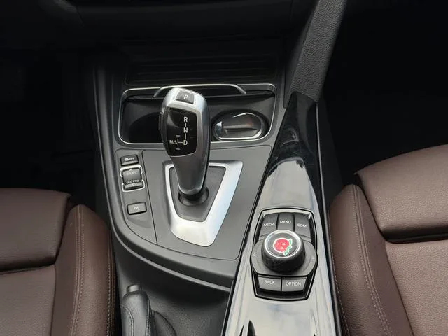 BMW 3 Series 2018 320Li Модный тип интерьер фото 12