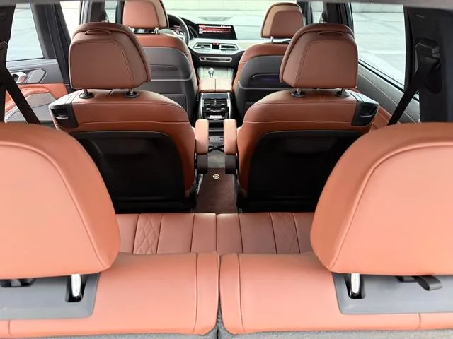 BMW X7 2020 xDrive40i Premium Class M Sports suit interior photo 12