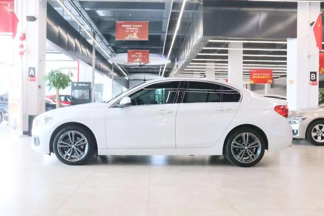 BMW 1 Series 2020 120i Estilo de moda exterior foto 2
