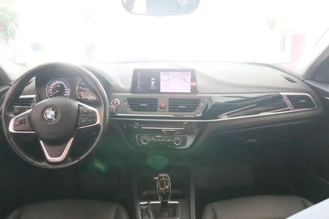 BMW 1 Series 2020 120i Estilo de moda exterior foto 4