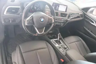BMW 1 Series 2020 120i Estilo de moda interior foto 8