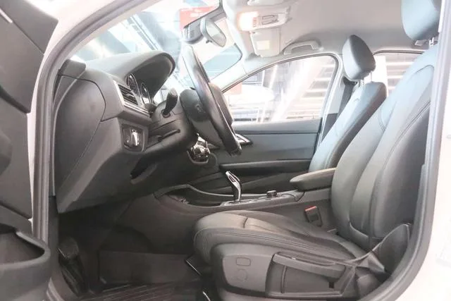 BMW 1 Series 2020 120i Estilo de moda interior foto 10
