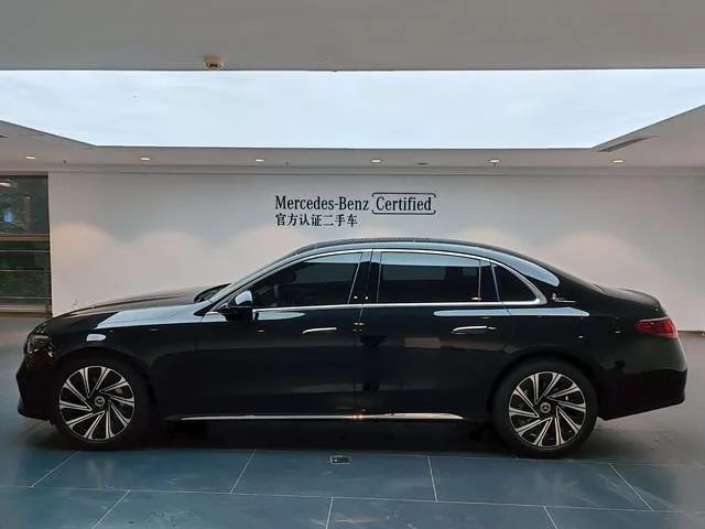 Mercedes-Benz E-Class 2024 E 300 L De lujo Coche exterior foto 7 Mercedes-Benz E-Class 2024 E 300 L De lujo Coche exterior foto 7