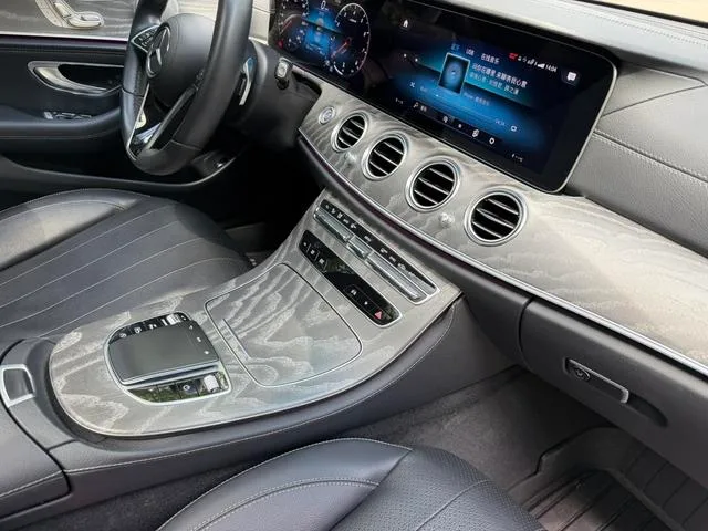 Mercedes-Benz E-Class 2022 Three changes E 300 L Fashionable Passenger car interior photo 10 Mercedes-Benz E-Class 2022 Three changes E 300 L Fashionable Passenger car interior photo 10