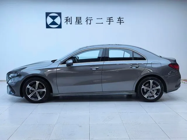 Mercedes-Benz A-Class 2023 A 200 L Voiture de sport version mode extérieur photo 2 Mercedes-Benz A-Class 2023 A 200 L Voiture de sport version mode extérieur photo 2