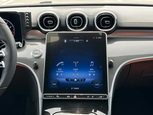 Mercedes-Benz C-Class 2022 C 200 L Sports version interior photo 18 Mercedes-Benz C-Class 2022 C 200 L Sports version interior photo 18