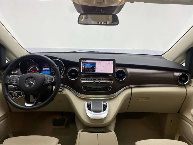 Mercedes-Benz V-Class 2022 V 260 Pilot Edition interior photo 13 Mercedes-Benz V-Class 2022 V 260 Pilot Edition interior photo 13