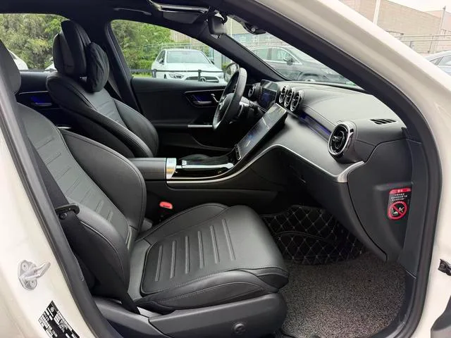 Mercedes-Benz C-Class 2024 C 200 L Version sportive intérieur photo 10 Mercedes-Benz C-Class 2024 C 200 L Version sportive intérieur photo 10