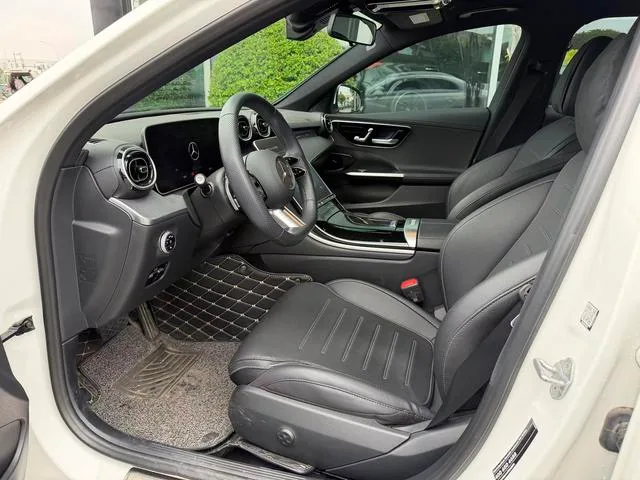 Mercedes-Benz C-Class 2024 C 200 L Version sportive intérieur photo 11 Mercedes-Benz C-Class 2024 C 200 L Version sportive intérieur photo 11