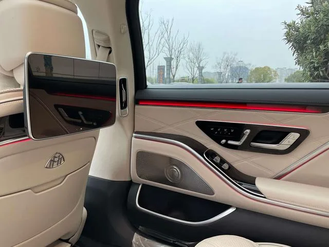 Mercedes-Benz Mercedes-Maybach S-Class 2025 S 480 4MATIC interior photo 15 Mercedes-Benz Mercedes-Maybach S-Class 2025 S 480 4MATIC interior photo 15