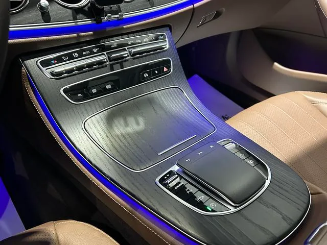 Mercedes-Benz E-Class 2022 Three changes E 300 L Luxury type Passenger car interior photo 11