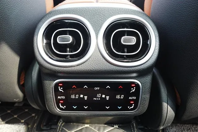 Mercedes-Benz GLC 2023 GLC 260 L 4MATIC Luxury type 5 seat interior photo 20