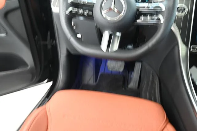 Mercedes-Benz GLC 2023 Restyling GLC 300 L 4MATIC Dynamic 5 seat interior photo 18 Mercedes-Benz GLC 2023 Restyling GLC 300 L 4MATIC Dynamic 5 seat interior photo 18