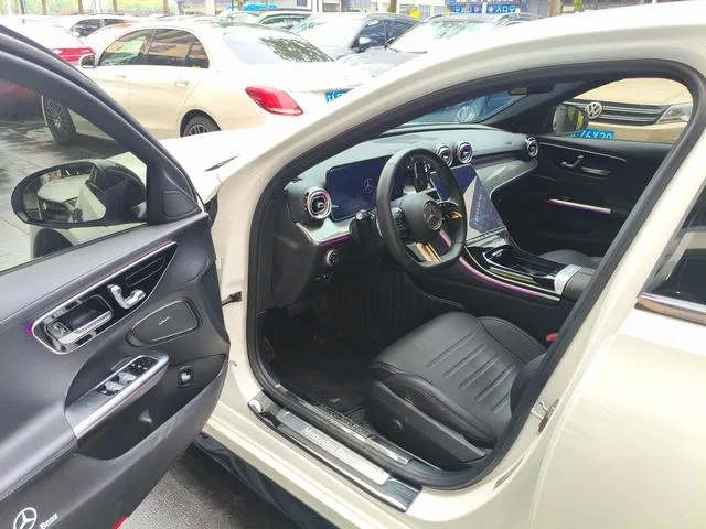 Mercedes-Benz C-Class 2024 Mise à jour C 260 L Version sportive intérieur photo 9