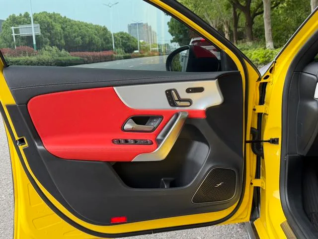 Mercedes-Benz Mercedes-AMG A-Class 2024 AMG A 35 4MATIC exterior foto 6 Mercedes-Benz Mercedes-AMG A-Class 2024 AMG A 35 4MATIC exterior foto 6
