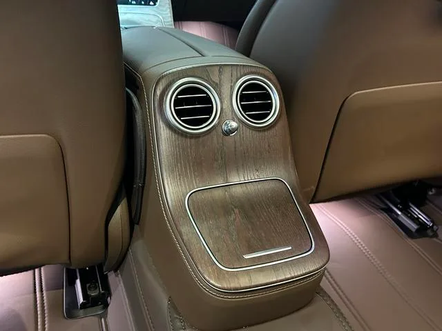 Mercedes-Benz E-Class 2023 E 300 L Fashionable Passenger car interior photo 13