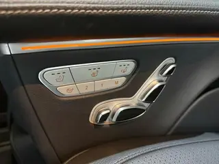 Mercedes-Benz V-Class 2022 V 260 Premium Edition interior photo 16