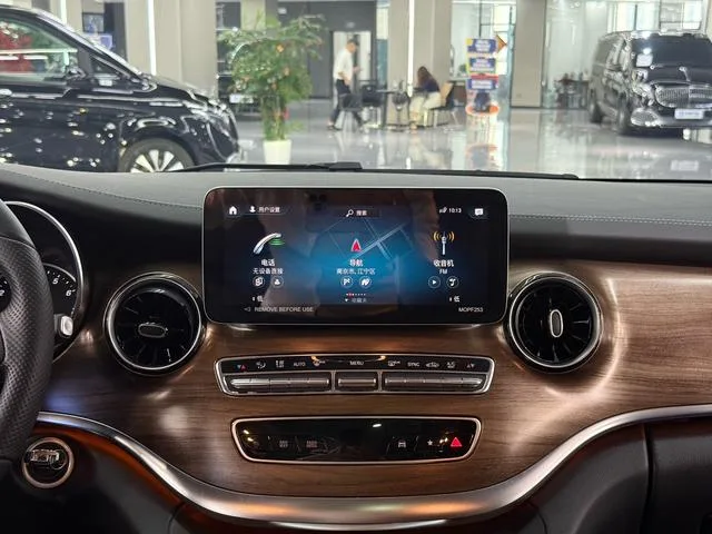Mercedes-Benz V-Class 2022 V 260 Premium Edition interior photo 18