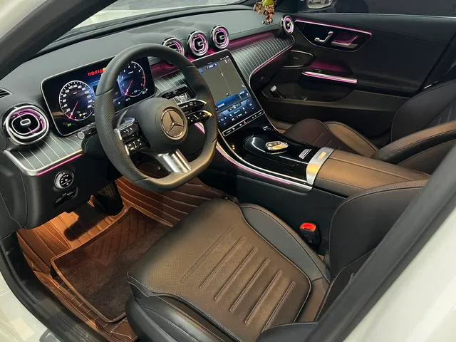 Mercedes-Benz C-Class 2022 C 260 L Versión deportiva interior foto 9