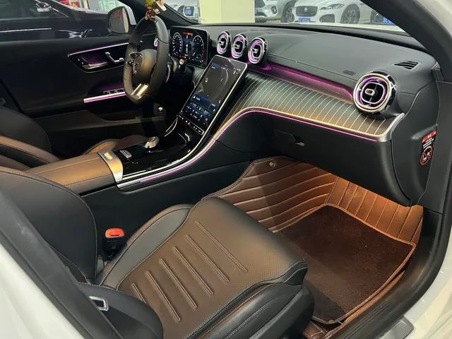Mercedes-Benz C-Class 2022 C 260 L Versión deportiva interior foto 10