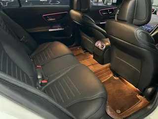 Mercedes-Benz C-Class 2022 C 260 L Versión deportiva interior foto 13