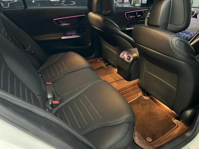 Mercedes-Benz C-Class 2022 C 260 L Versión deportiva interior foto 13