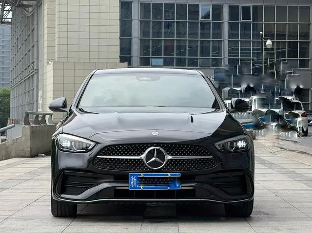 Mercedes-Benz C-Class 2023 C 200 L Versión deportiva exterior foto 3 Mercedes-Benz C-Class 2023 C 200 L Versión deportiva exterior foto 3