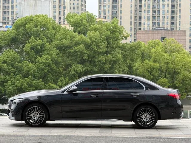 Mercedes-Benz C-Class 2023 C 200 L Versión deportiva exterior foto 4 Mercedes-Benz C-Class 2023 C 200 L Versión deportiva exterior foto 4