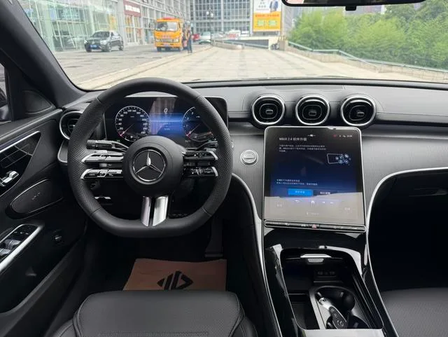 Mercedes-Benz C-Class 2023 C 200 L Versión deportiva interior foto 15 Mercedes-Benz C-Class 2023 C 200 L Versión deportiva interior foto 15