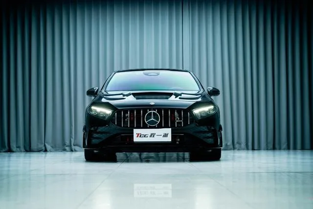 Mercedes-Benz A-Class AMG 2024 AMG A 35 L 4MATIC exterior foto 3