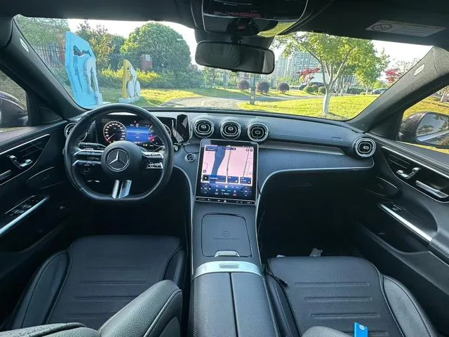 Mercedes-Benz C-Class 2024 C 260 L Version sportive intérieur photo 6 Mercedes-Benz C-Class 2024 C 260 L Version sportive intérieur photo 6