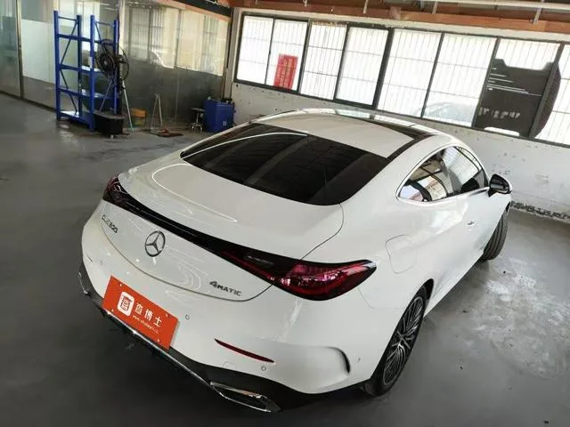 Mercedes-Benz CLE 2025 CLE 300 4MATIC Coupé dynamique extérieur photo 3 Mercedes-Benz CLE 2025 CLE 300 4MATIC Coupé dynamique extérieur photo 3
