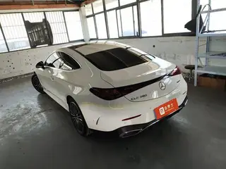 Mercedes-Benz CLE 2025 CLE 300 4MATIC Coupé dynamique extérieur photo 4 Mercedes-Benz CLE 2025 CLE 300 4MATIC Coupé dynamique extérieur photo 4
