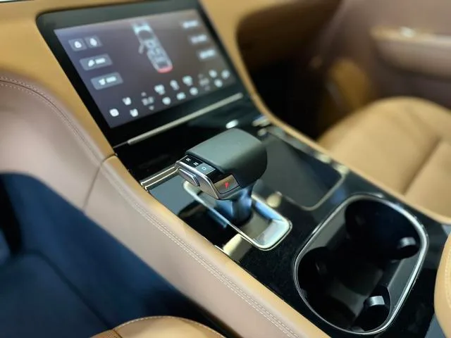 Li Auto ONE 2021 extended range 6 Seat plate interior photo 6 Li Auto ONE 2021 extended range 6 Seat plate interior photo 6