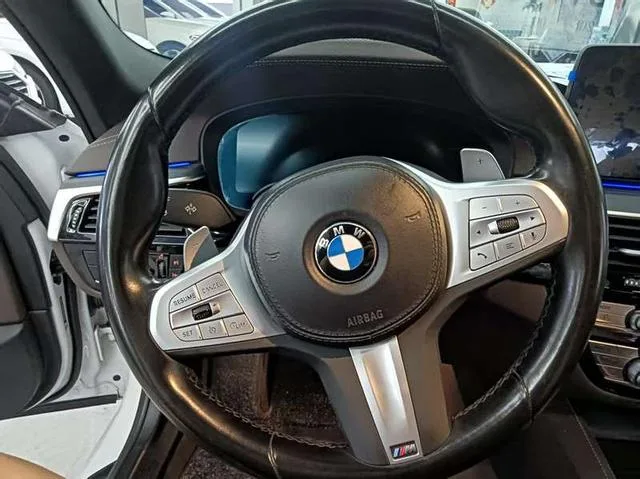 BMW 5 Series 2022 Segundo cambio 530Li Líder M Conjunto deportivo exterior foto 9 BMW 5 Series 2022 Segundo cambio 530Li Líder M Conjunto deportivo exterior foto 9