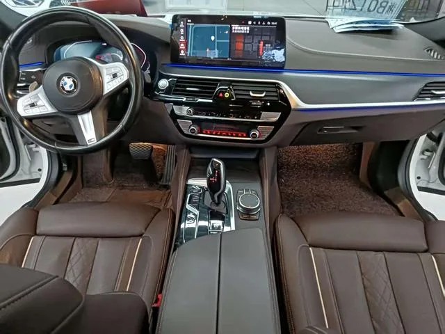 BMW 5 Series 2022 Segundo cambio 530Li Líder M Conjunto deportivo interior foto 13 BMW 5 Series 2022 Segundo cambio 530Li Líder M Conjunto deportivo interior foto 13