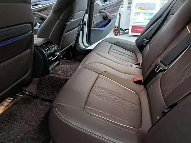 BMW 5 Series 2022 Segundo cambio 530Li Líder M Conjunto deportivo interior foto 15 BMW 5 Series 2022 Segundo cambio 530Li Líder M Conjunto deportivo interior foto 15