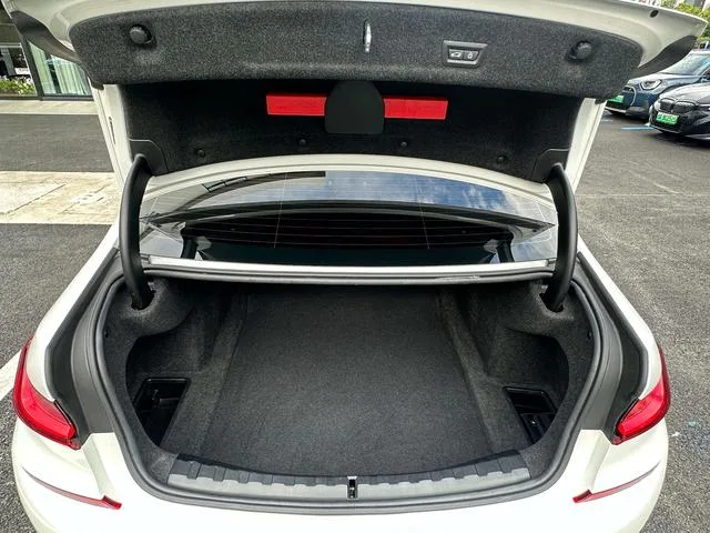 BMW 3 Series 2022 325Li M Sports suit interior photo 12 BMW 3 Series 2022 325Li M Sports suit interior photo 12