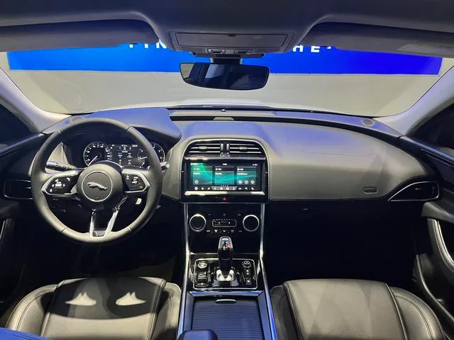 Jaguar XEL 2020 2.0T 200PS S Versión agresiva y elegante interior foto 11 Jaguar XEL 2020 2.0T 200PS S Versión agresiva y elegante interior foto 11