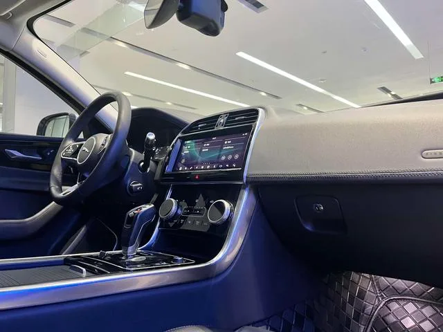 Jaguar XEL 2020 2.0T 200PS S Versión agresiva y elegante interior foto 12 Jaguar XEL 2020 2.0T 200PS S Versión agresiva y elegante interior foto 12