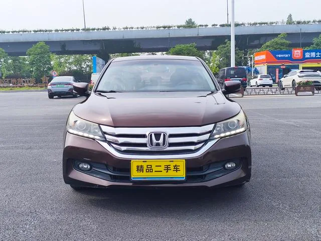 Honda Accord 2014 2.0L LX Комфорт-версия экстерьер фото 2