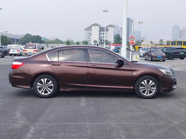 Honda Accord 2014 2.0L LX Комфорт-версия экстерьер фото 4